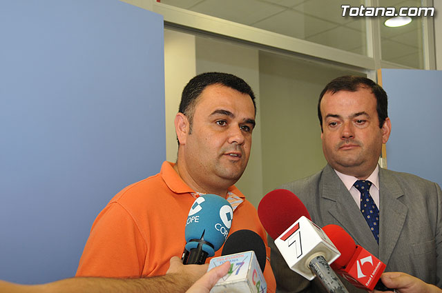 El director general de Administracin Local, acompañado por autoridades locales, visita el nuevo edificio de Polica Local “Cabo Alfonso Murcia” - 18