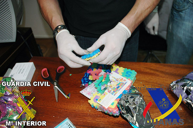 Guardia Civil y Vigilancia Aduanera en dos operaciones policiales conjuntas aprehenden cocana en el interior de regalos infantiles y bolas decorativas - 2