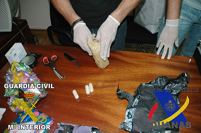 Guardia Civil y Vigilancia Aduanera en dos operaciones policiales conjuntas aprehenden cocana en el interior de regalos infantiles y bolas decorativas - 3