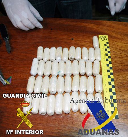 Guardia Civil y Vigilancia Aduanera en dos operaciones policiales conjuntas aprehenden cocana en el interior de regalos infantiles y bolas decorativas - 4