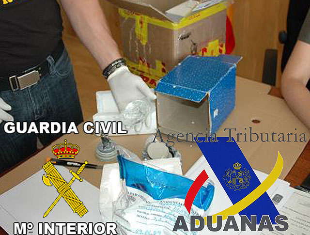 Guardia Civil y Vigilancia Aduanera en dos operaciones policiales conjuntas aprehenden cocana en el interior de regalos infantiles y bolas decorativas - 6