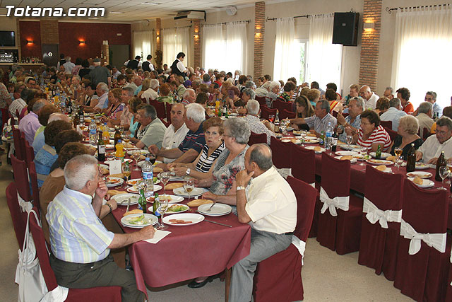 Cerca de 500 socios y usuarios de los Centros de Personas Mayores de la localidad celebran una comida de convivencia - 1, Foto 1