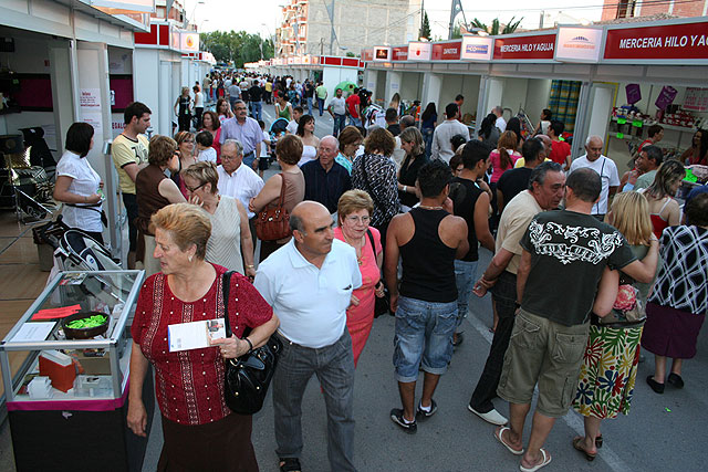 Multitud de personas visitan las ferias de comercio, artesanía y outlet - 1, Foto 1