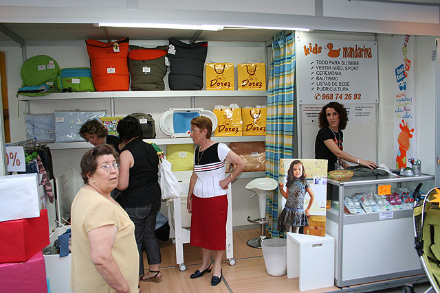 Multitud de personas visitan las ferias de comercio, artesanía y outlet - 4, Foto 4