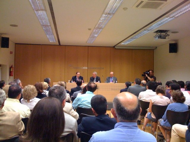 Isabelle Nau junto con más representantes del PP de Totana acuden a la presentación del libro del diputado murciano Vicente Martínez, Foto 1