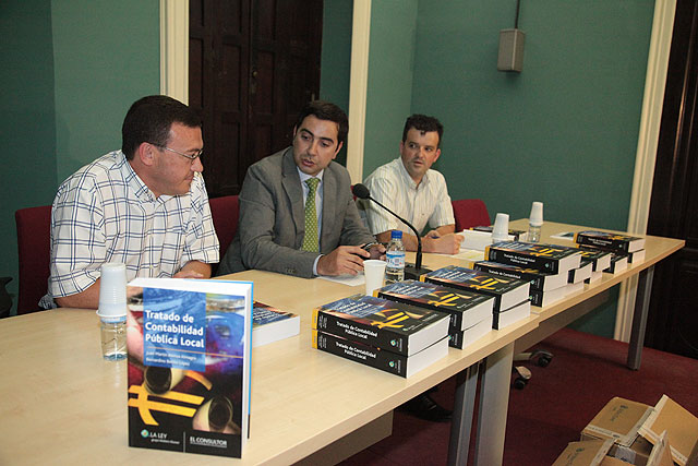 El Huerto Ruano acoge la presentación del libro “Tratado de Contabilidad Pública Local”, obra de un funcionario municipal de Lorca y un profesor de la UMU - 1, Foto 1