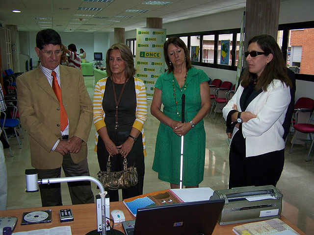 Muestra de material tiflotécnico de la ONCE en el edificio municipal de El Placetón - 1, Foto 1
