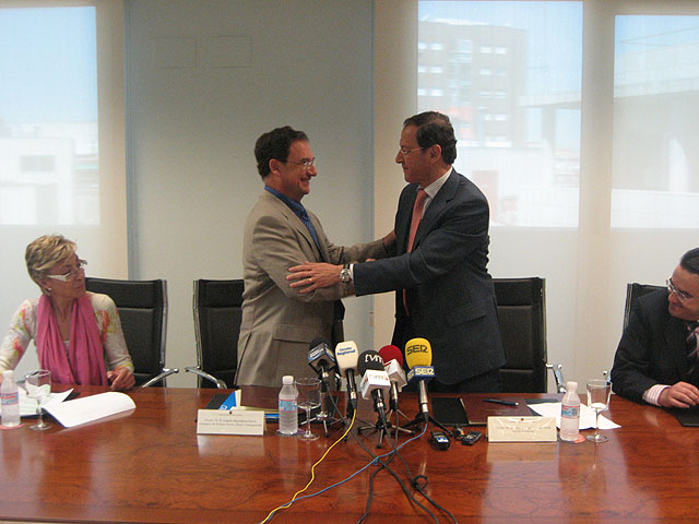 El Alcalde y el consejero acuerdan inyectar 3,8 millones de euros para garantizar las prestaciones sociales básicas - 1, Foto 1