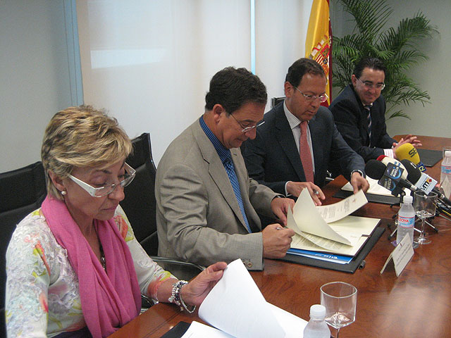 El Alcalde y el consejero acuerdan inyectar 3,8 millones de euros para garantizar las prestaciones sociales básicas - 2, Foto 2