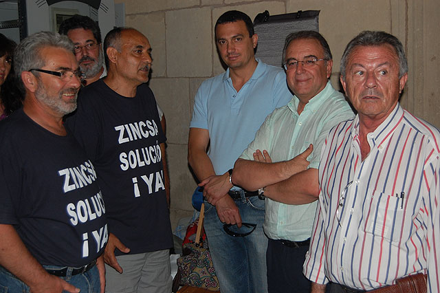 IU muestra su solidaridad con trabajadores de Zincsa encerrados en la catedral de Murcia - 1, Foto 1