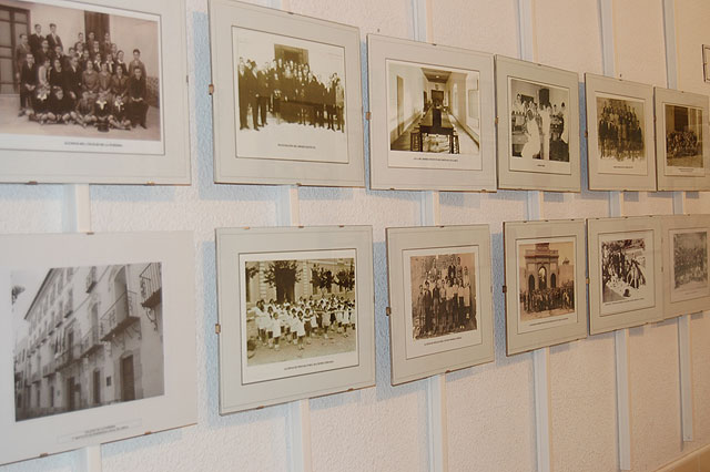 El IES Ramón Arcas acoge durante este mes una exposición sobre las enseñanzas medias de Lorca - 1, Foto 1