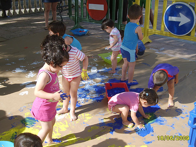 Actividad de pintura al aire libre en el Punto de Atención a la Infancia “Celia Gómez Buendía” - 1, Foto 1