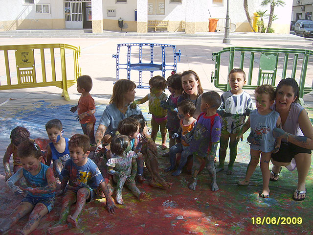 Actividad de pintura al aire libre en el Punto de Atención a la Infancia “Celia Gómez Buendía” - 2, Foto 2