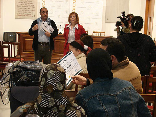 El Ayuntamiento de Lorca ofrece tres cursos gratuitos de español para inmigrantes y otro de educación socio-familiar para la convivencia cívica - 1, Foto 1