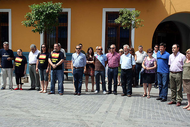 La corporación municipal y los vecinos de Alcantarilla se concentraron en repulsa por el asesinato del inspector de policía Eduardo Antonio Puelles - 1, Foto 1