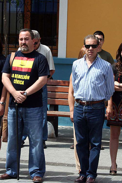 La corporación municipal y los vecinos de Alcantarilla se concentraron en repulsa por el asesinato del inspector de policía Eduardo Antonio Puelles - 2, Foto 2