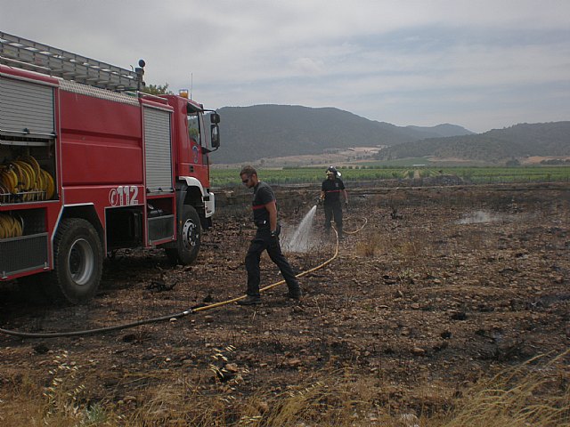 Un incendio quema 1,8 hectáreas de matorral y cultivos abandonados en Yecla - 1, Foto 1