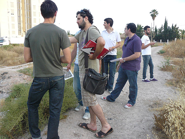 La Junta Asesora del Espacio Joven visita el emplazamiento donde será edificado su centro juvenil - 1, Foto 1