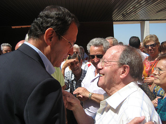 Los mayores de Orilla del Azarbe ven cumplido su deseo de estrenar un nuevo centro social - 1, Foto 1