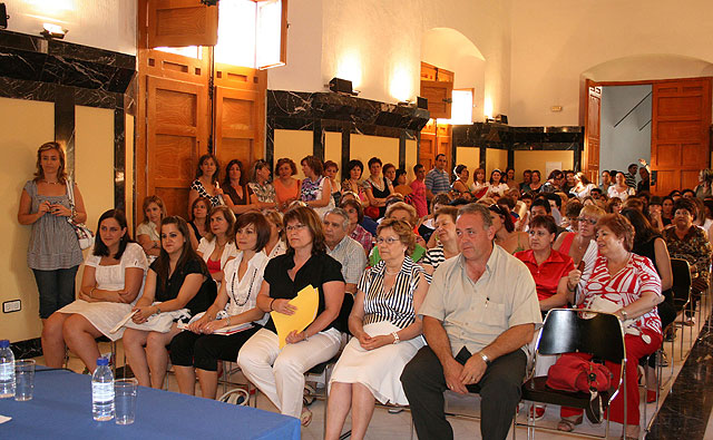 Más de 200 mujeres reciben los diplomas de los cursos de formación organizados por el Ayuntamiento - 2, Foto 2
