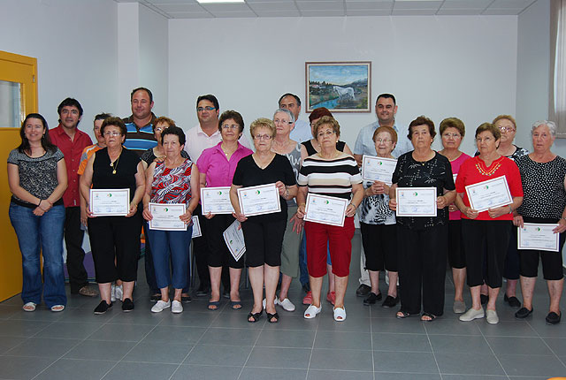 Los usuarios del centro de mayores de El Paretón reciben diplomas, Foto 1