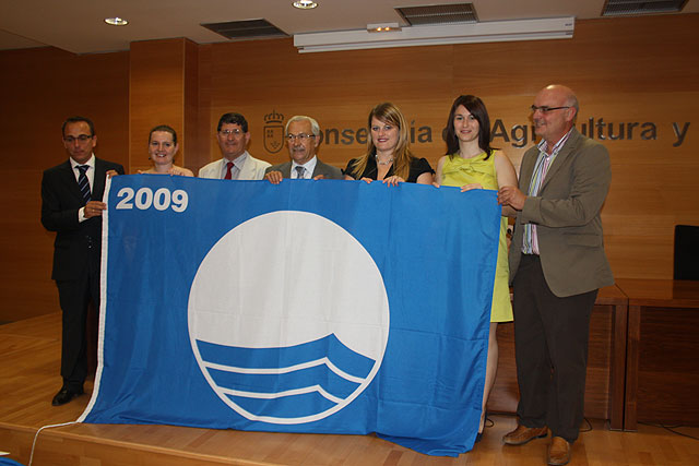 Cartagena y Águilas consiguen dos Banderas Azules más que el pasado año para las playas de Cavanna y Las Delicias - 1, Foto 1