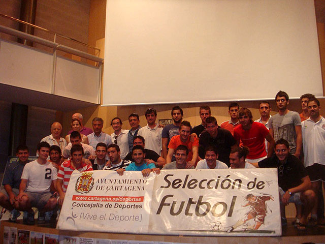 Diplomas y obsequios para cerrar la temporada de fútbol - 1, Foto 1