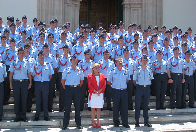 María Pedro Reverte asiste a la ofrenda floral de los alumnos de la AGA a la Fuensanta - 1, Foto 1