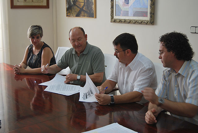 El Ayuntamiento de Alhama y la Asociación de Comercio de la localidad firman un convenio de colaboración - 1, Foto 1