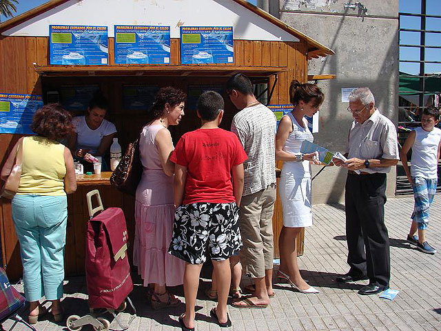La campaña municipal de protección solar y prevención de los golpes de calor llega al mercado semanal con el reparto de 700 cremas y 500 zumos - 1, Foto 1