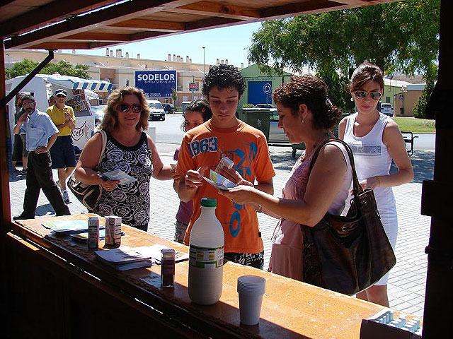 La campaña municipal de protección solar y prevención de los golpes de calor llega al mercado semanal con el reparto de 700 cremas y 500 zumos - 2, Foto 2