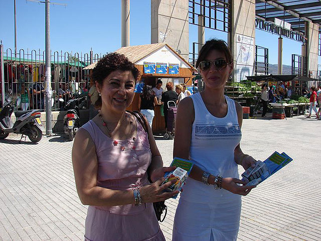La campaña municipal de protección solar y prevención de los golpes de calor llega al mercado semanal con el reparto de 700 cremas y 500 zumos - 3, Foto 3