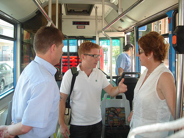 La Alcaldesa anuncia una conexión con el Aeropuerto del la línea de transporte urbano y dos buses adaptados a partir del uno de julio - 1, Foto 1