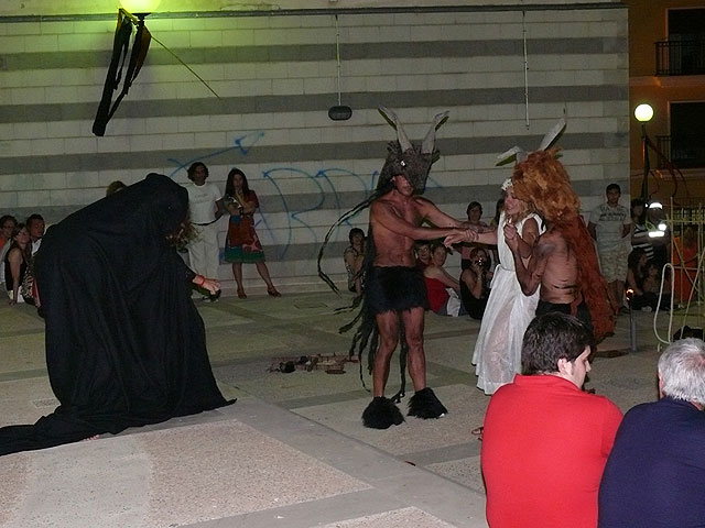 Más de un centenar de personas celebraron la noche de San Juan en la Plaza de Santa María - 1, Foto 1