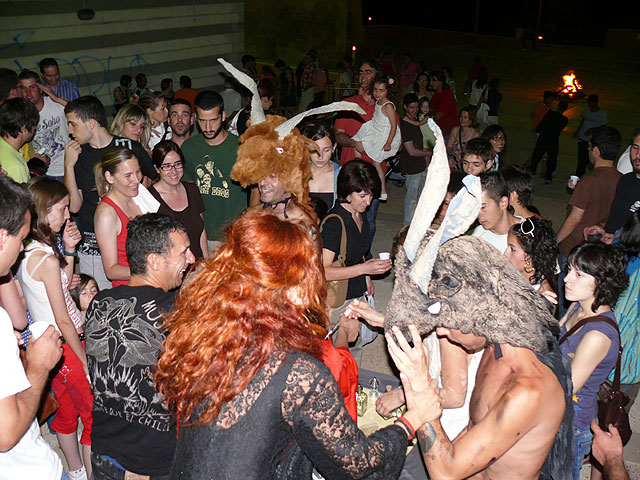 Más de un centenar de personas celebraron la noche de San Juan en la Plaza de Santa María - 2, Foto 2
