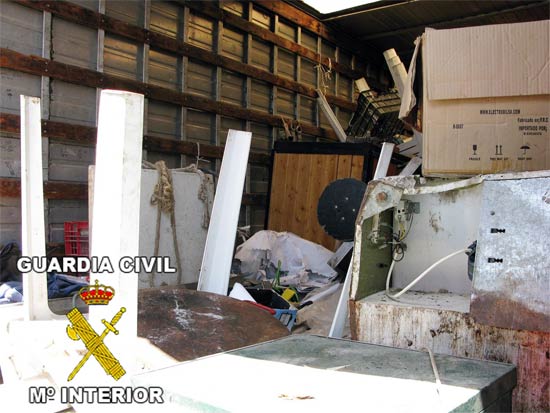 La Guardia Civil detiene a dos personas por el robo de un restaurante móvil de feria - 2, Foto 2