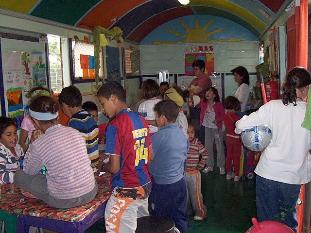 El proyecto de Dinamización Social de Barrios de “El Candil” clausura el curso con una fiesta de despedida de verano, Foto 2
