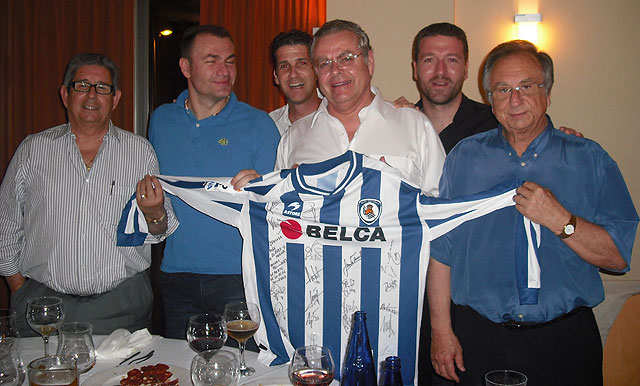 La Real Sociedad obsequia a ElPozo Murcia con una camiseta firmada por sus jugadores - 1, Foto 1