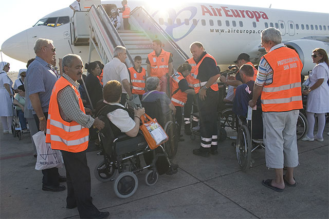 Voluntarios de Protección Civil y Banco del Tiempo asisten a los peregrinos que han viajado a Lourdes desde el aeropuerto de San Javier - 1, Foto 1