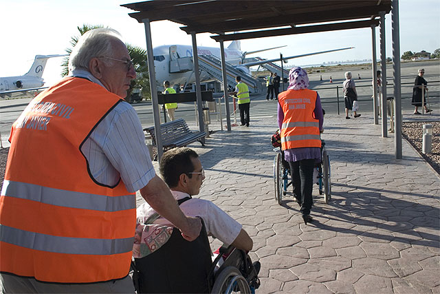 Voluntarios de Protección Civil y Banco del Tiempo asisten a los peregrinos que han viajado a Lourdes desde el aeropuerto de San Javier - 2, Foto 2