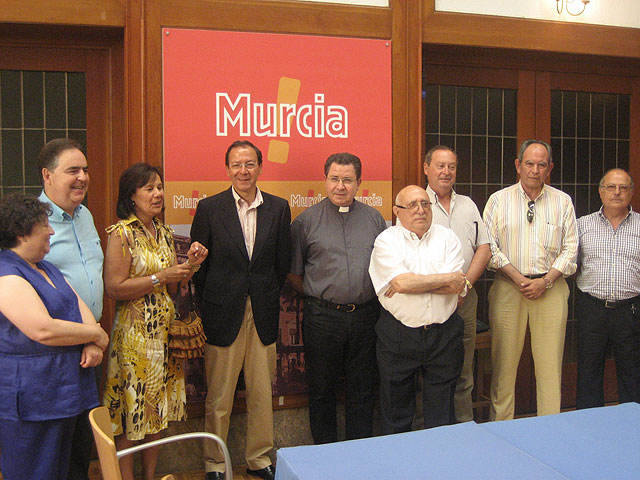 La Asociación de amigos “Virgen de la Arrixaca” distingue al Alcalde con su Insignia de Oro coincidiendo con su XXX aniversario - 1, Foto 1