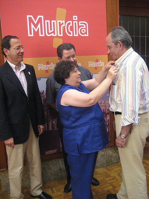 La Asociación de amigos “Virgen de la Arrixaca” distingue al Alcalde con su Insignia de Oro coincidiendo con su XXX aniversario - 3, Foto 3