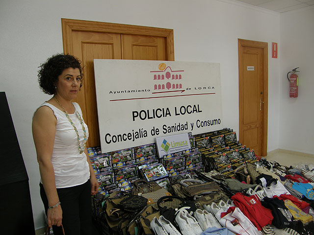 La colaboración de Policía Local y Concejalía de Consumo permite la retirada de 1.856 artículos - 2, Foto 2