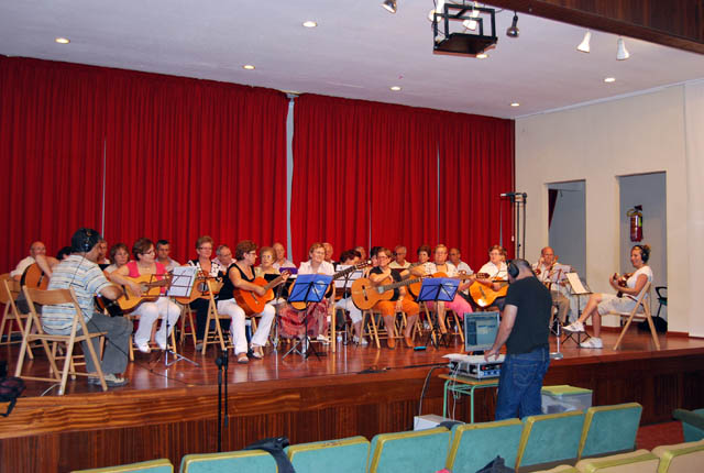 Nuestros mayores inmersos en la grabacin de un disco compacto, Foto 1