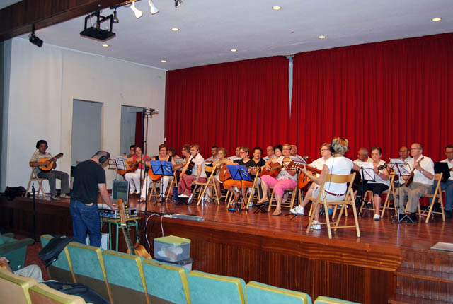 Nuestros mayores inmersos en la grabacin de un disco compacto, Foto 2