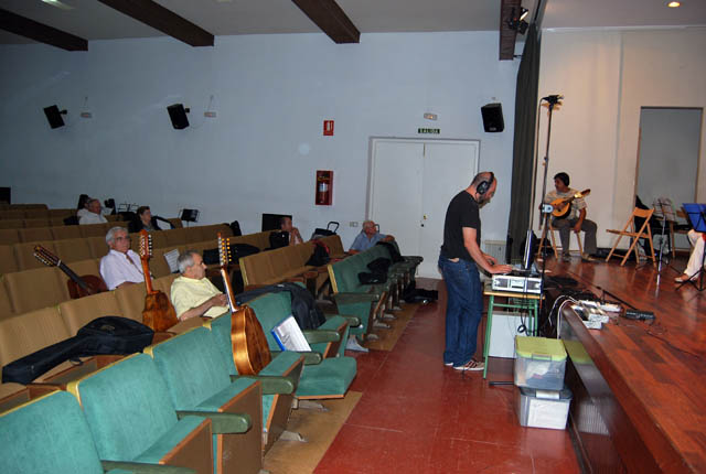 Nuestros mayores inmersos en la grabacin de un disco compacto, Foto 3