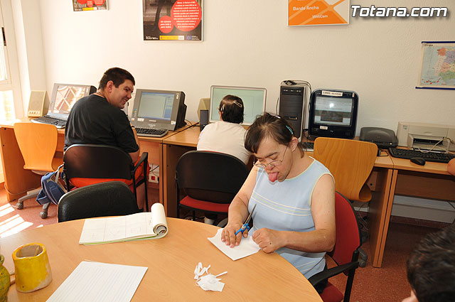 La directora general de Personas con Discapacidad del IMAS visita las dependencias municipales destinadas a colectivos de discapacitados - 4