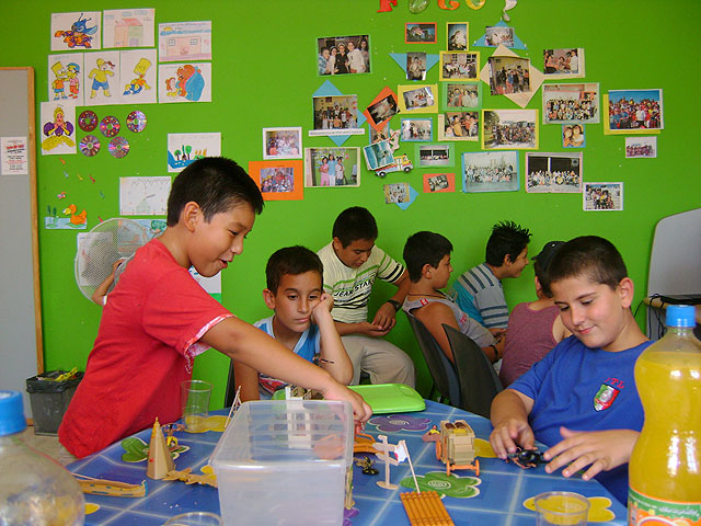 El proyecto de Dinamización Social de Barrios del colectivo “El candil” clausura el curso, Foto 1