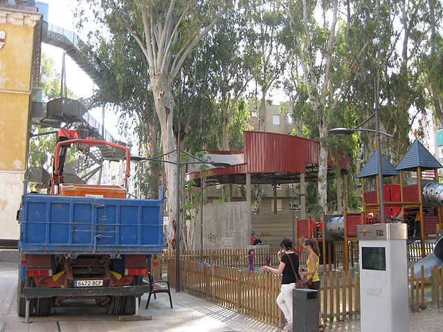 Instalan una red sobre los juegos infantiles del Cuartel de Artillería para evitar que caigan ramas - 1, Foto 1