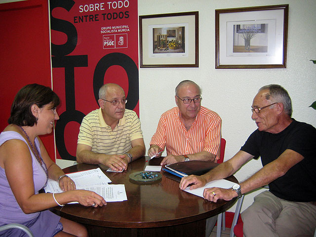 Cuarenta y ocho familias de Murcia siguen viviendo junto a un local comercial que opera como garaje público, sin licencia, denuncia el PSOE - 1, Foto 1